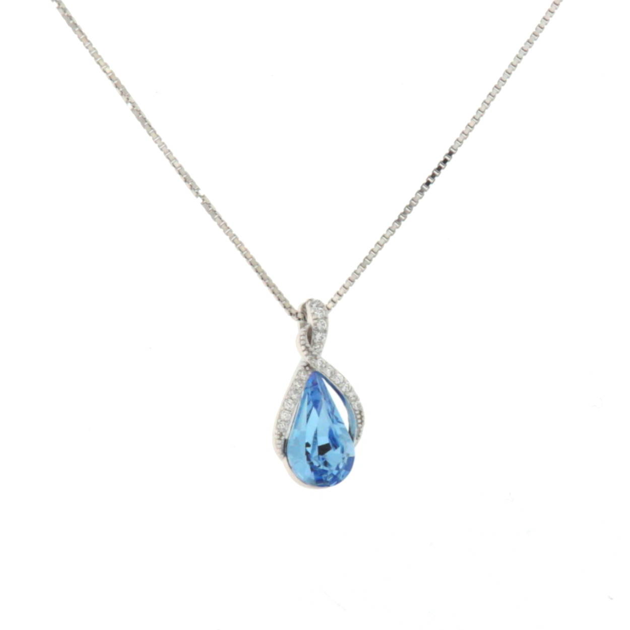 Collana in argento 925 della collezione Persefone di Rial Stile, pendente goccia blu arricchito con zirconi. Gioiello classico per uno stile sofisticato e senza tempo.